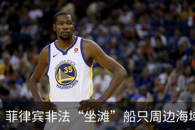菲律宾非法“坐滩”船只周边海域出现大量垃圾 中国海警组织打捞
